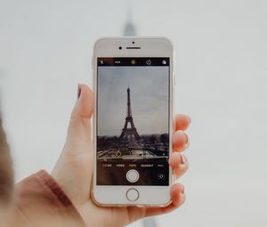Preview wallpaper hand, phone, paris, tower