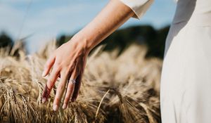 Preview wallpaper hand, ring, grass