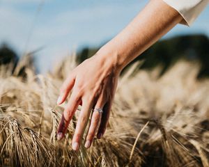 Preview wallpaper hand, ring, grass