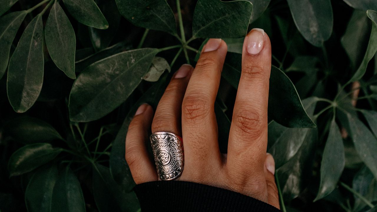 Wallpaper hand, ring, leaves