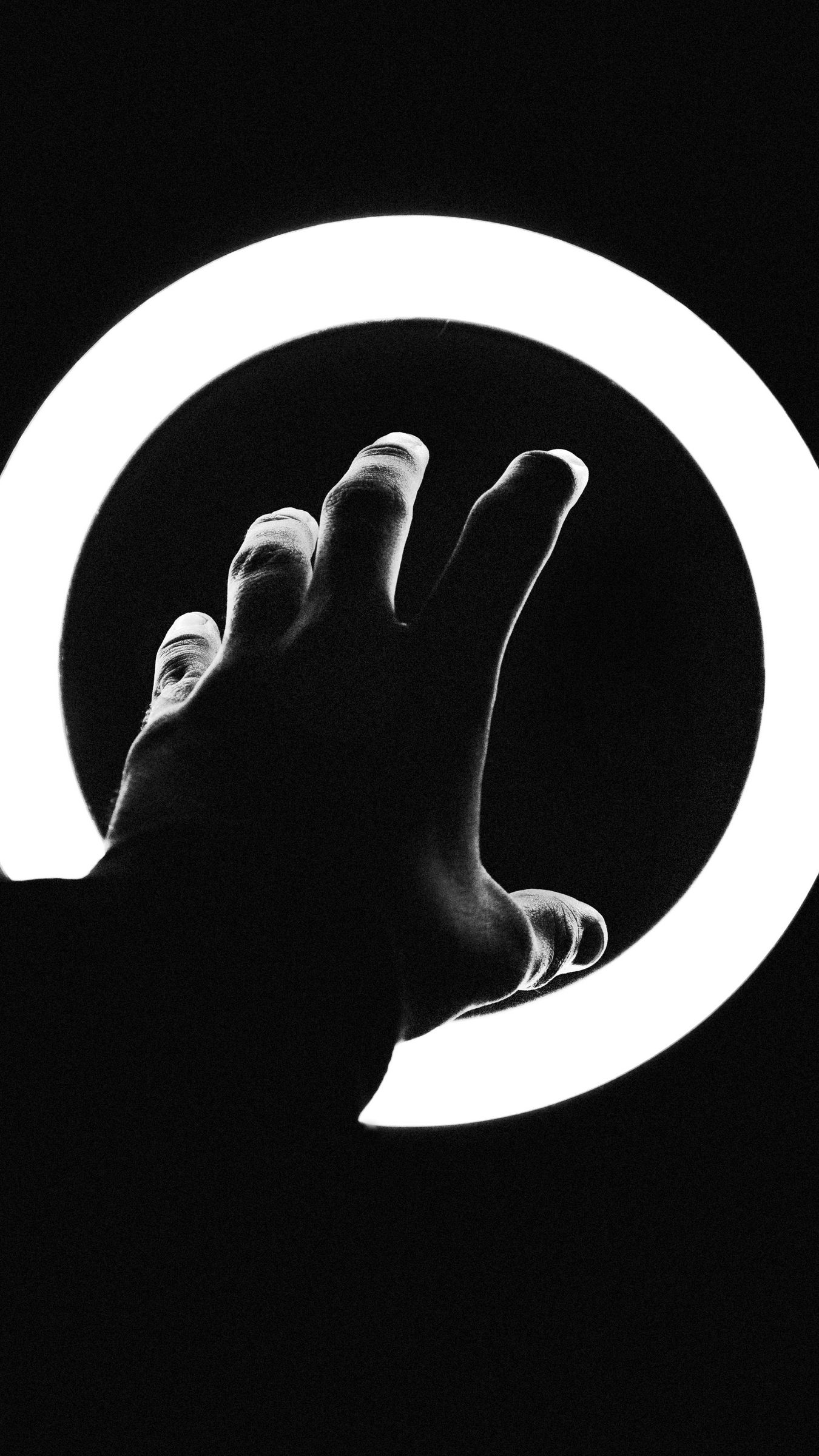 Download wallpaper 1350x2400 hand, ring, light, bw iphone 8+/7+/6s+/6+ for  parallax hd background
