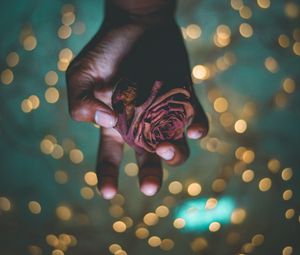 Preview wallpaper hand, rose, glare, shine