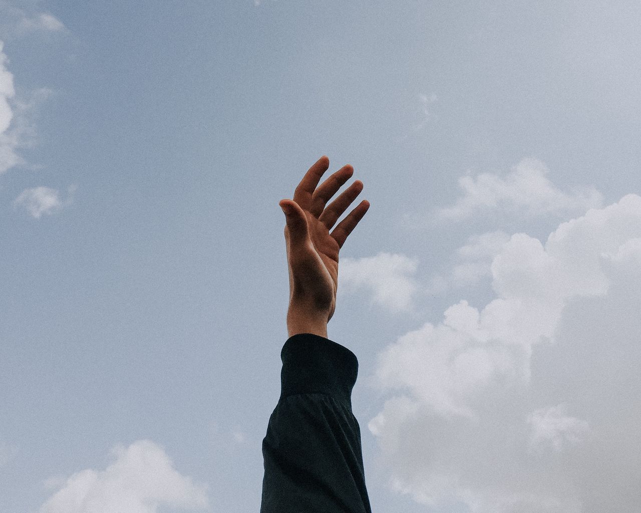 Download wallpaper 1280x1024 hand, sky, fingers, clouds, raise, freedom ...