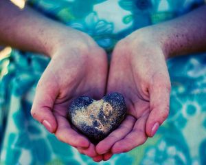 Preview wallpaper hand, stone, heart, hands