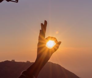 Preview wallpaper hand, sun, rays, sunset, dawn