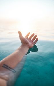 Preview wallpaper hand, water, sun, rays