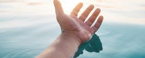 Preview wallpaper hand, water, sun, rays