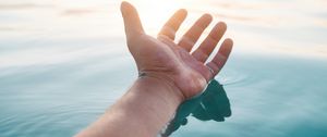 Preview wallpaper hand, water, sun, rays