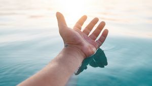 Preview wallpaper hand, water, sun, rays