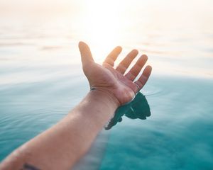 Preview wallpaper hand, water, sun, rays