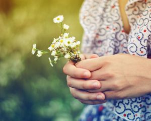 Preview wallpaper hands, bouquet, flowers, girl