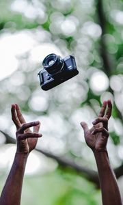 Preview wallpaper hands, camera, flight, glare