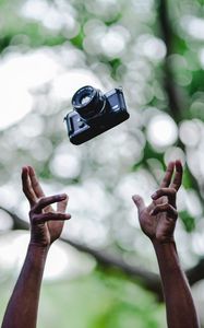 Preview wallpaper hands, camera, flight, glare
