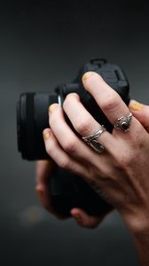 Preview wallpaper hands, camera, rings, focus