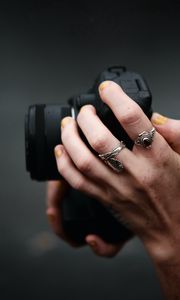 Preview wallpaper hands, camera, rings, focus