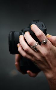 Preview wallpaper hands, camera, rings, focus