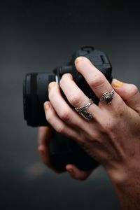 Preview wallpaper hands, camera, rings, focus