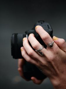 Preview wallpaper hands, camera, rings, focus