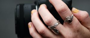 Preview wallpaper hands, camera, rings, focus