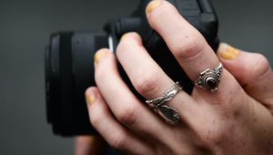 Preview wallpaper hands, camera, rings, focus
