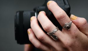Preview wallpaper hands, camera, rings, focus