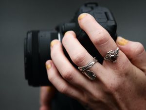 Preview wallpaper hands, camera, rings, focus