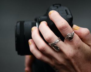 Preview wallpaper hands, camera, rings, focus