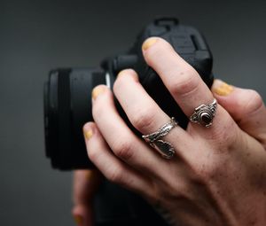 Preview wallpaper hands, camera, rings, focus