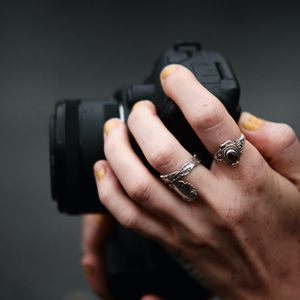 Preview wallpaper hands, camera, rings, focus