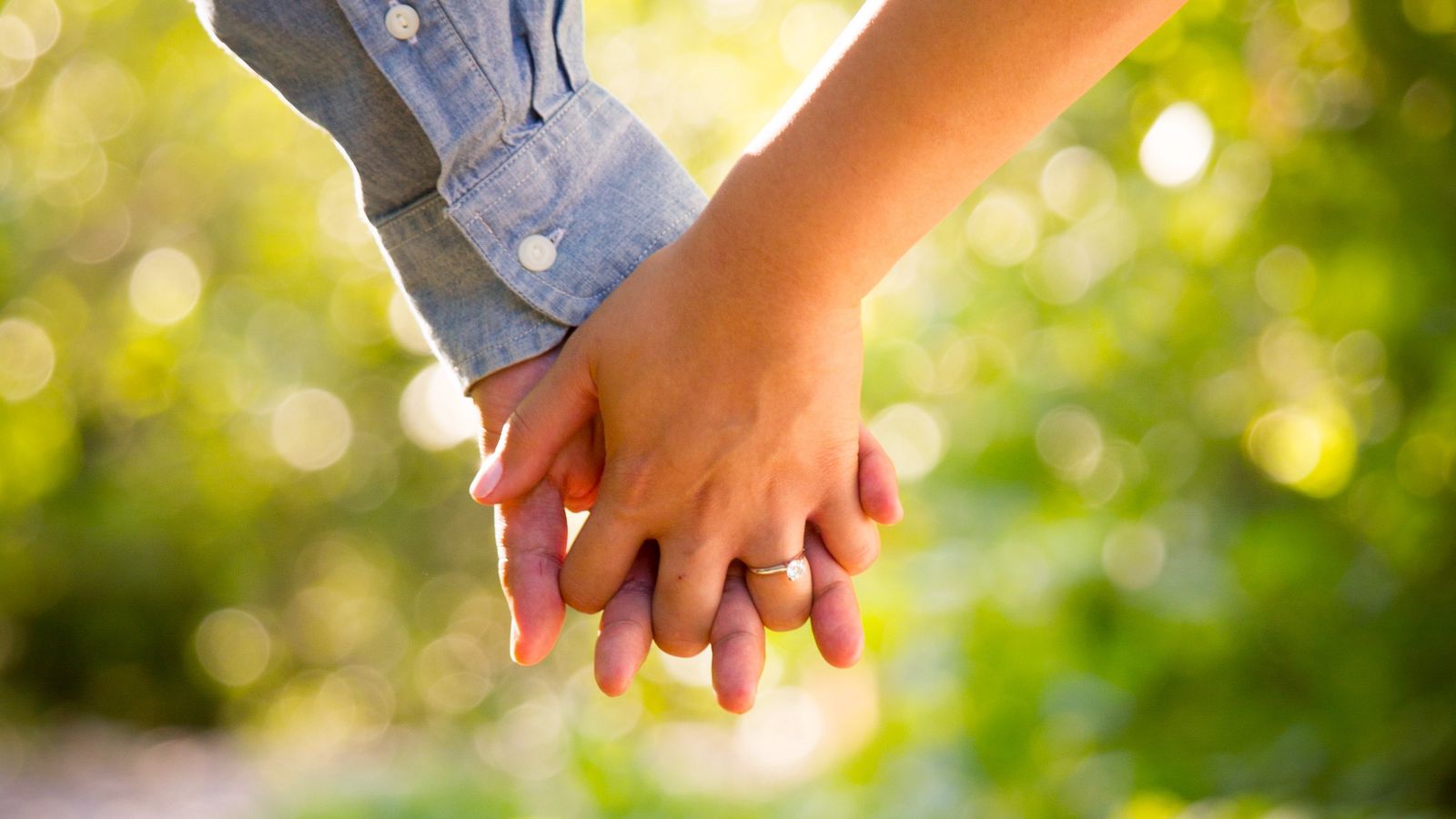 1600x900 Wallpaper hands, couple, love, romance, glare.