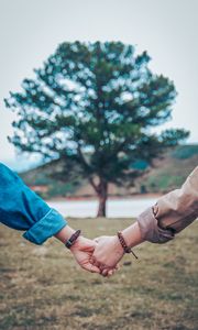 Preview wallpaper hands, couple, tree, tenderness, blur