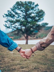 Preview wallpaper hands, couple, tree, tenderness, blur