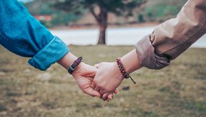 Preview wallpaper hands, couple, tree, tenderness, blur