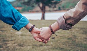 Preview wallpaper hands, couple, tree, tenderness, blur