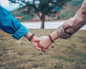 Preview wallpaper hands, couple, tree, tenderness, blur