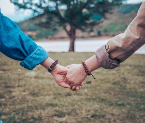 Preview wallpaper hands, couple, tree, tenderness, blur