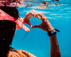 Preview wallpaper hands, heart, love, water, under water