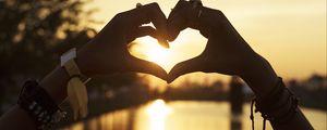 Preview wallpaper hands, heart, sunlight, love