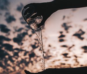 Preview wallpaper hands, jar, water, spray, dark