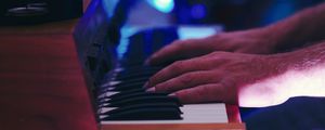 Preview wallpaper hands, keys, organ, musician