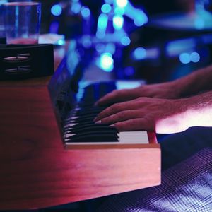 Preview wallpaper hands, keys, organ, musician