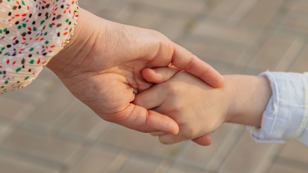 Wallpaper hands, mom, child, family