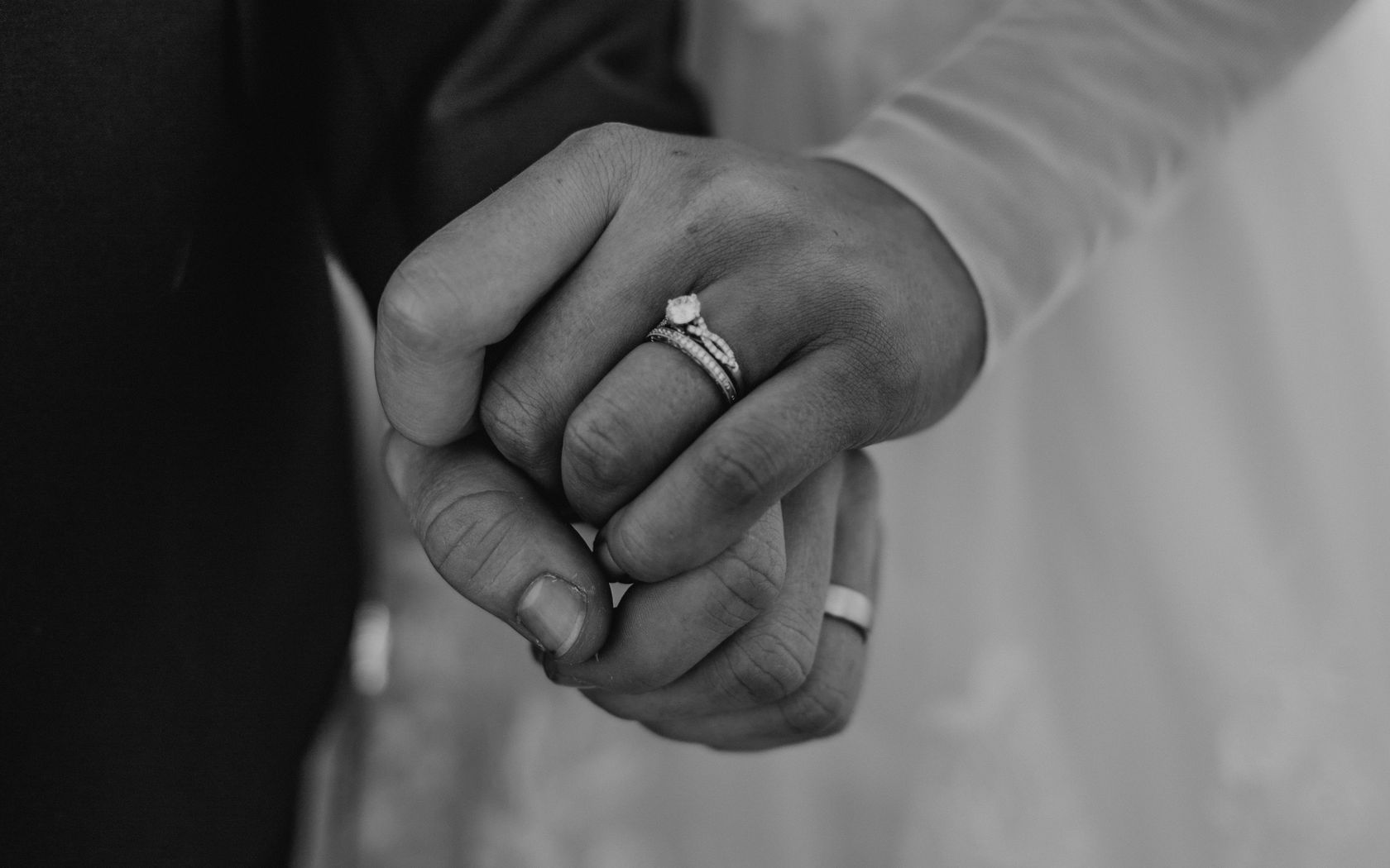 Download wallpaper 1680x1050 hands, bw, love, romance widescreen 16:10