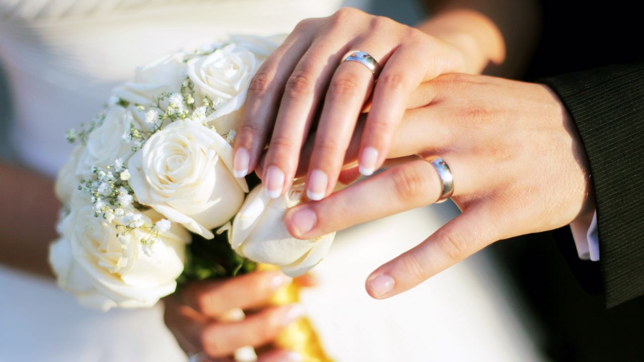 Wallpaper hands, wedding, rings, bouquet, roses