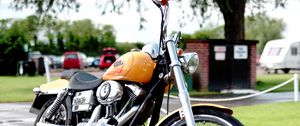 Preview wallpaper harley davidson, motorcycle, bike, yellow, chrome