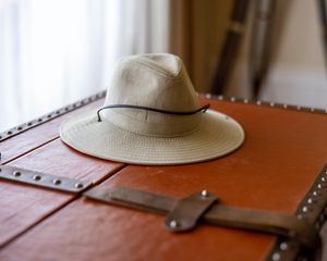 Preview wallpaper hat, chest, vintage, retro, style
