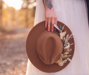 Preview wallpaper hat, flowers, hand, girl, style
