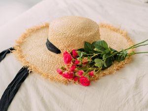 Preview wallpaper hat, roses, flowers, bouquet, aesthetics