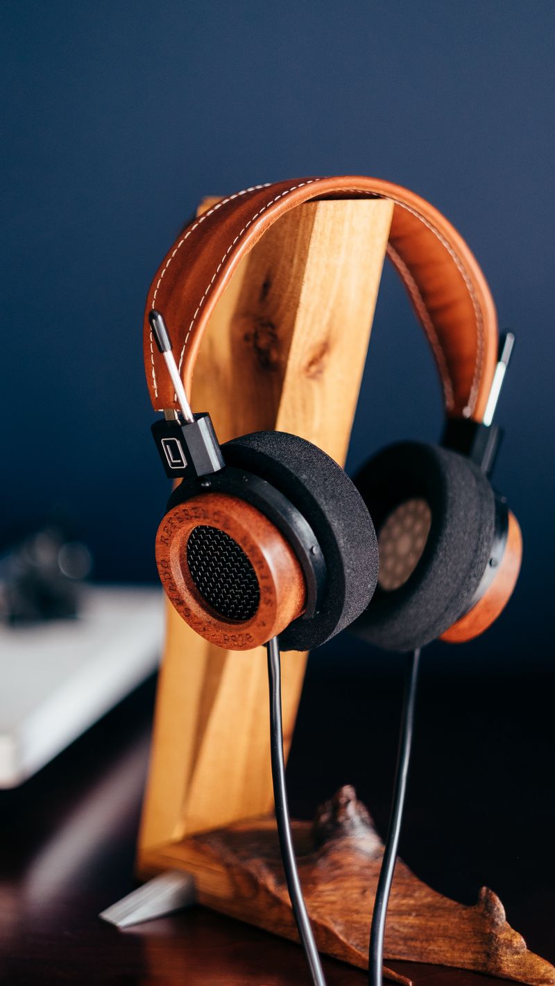 Tai nghe là một trong những phụ kiện không thể thiếu đối với những người yêu thích âm nhạc. Hãy xem hình ảnh để tìm kiếm những sản phẩm tai nghe độc đáo và chất lượng cao, từ những cái đến giá thành khác nhau.