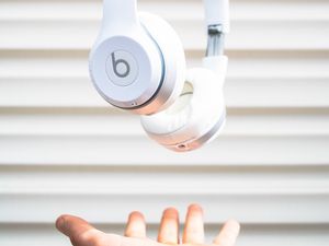 Preview wallpaper headphones, hand, levitation, audio, white
